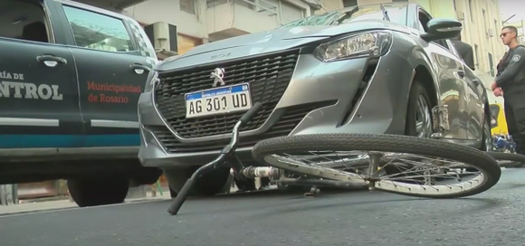 Un ciclista resulto herido tras ser atropellado por un auto en el centro de Rosario
