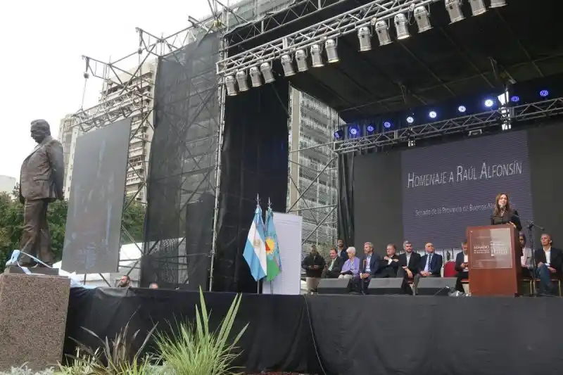 Inauguraron monumento a Alfonsín