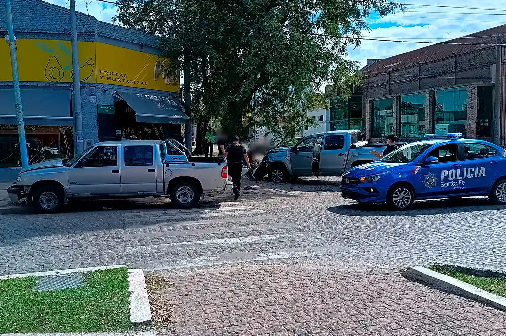 accidente choque bv yrigoyen policia camionetas tarde - 3