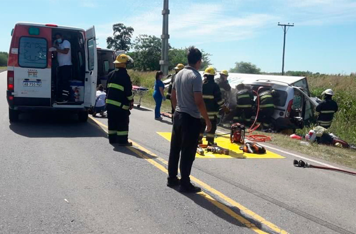 Cuatro muertos por un choque frontal entre un auto y un camión