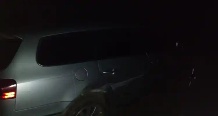 Encontraron un auto abandonado rociado con combustible