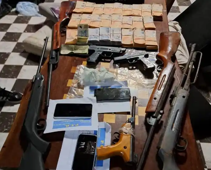 Volvieron a allanar un kiosco de drogas: secuestraron cocaína, armas, un auto robado y $5 millones