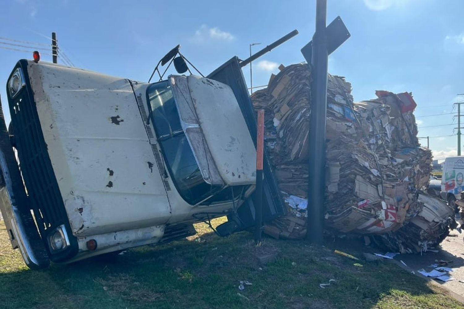 Caos en el tránsito de zona sudoeste por el vuelco de un camión