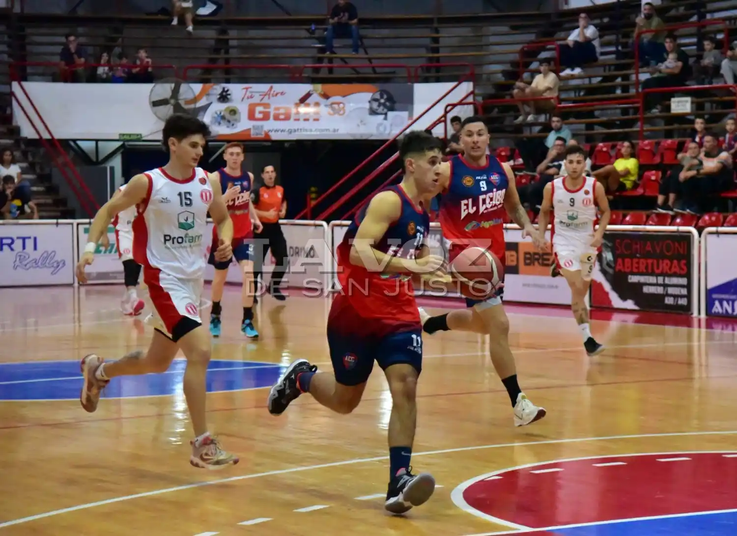 Juan Frigerio encara hacia el aro buscando convertir