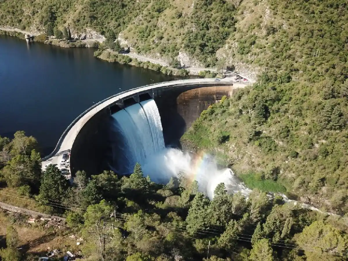 El dique Los Molinos se encuentra en su nivel máximo, tras las intensas lluvias 