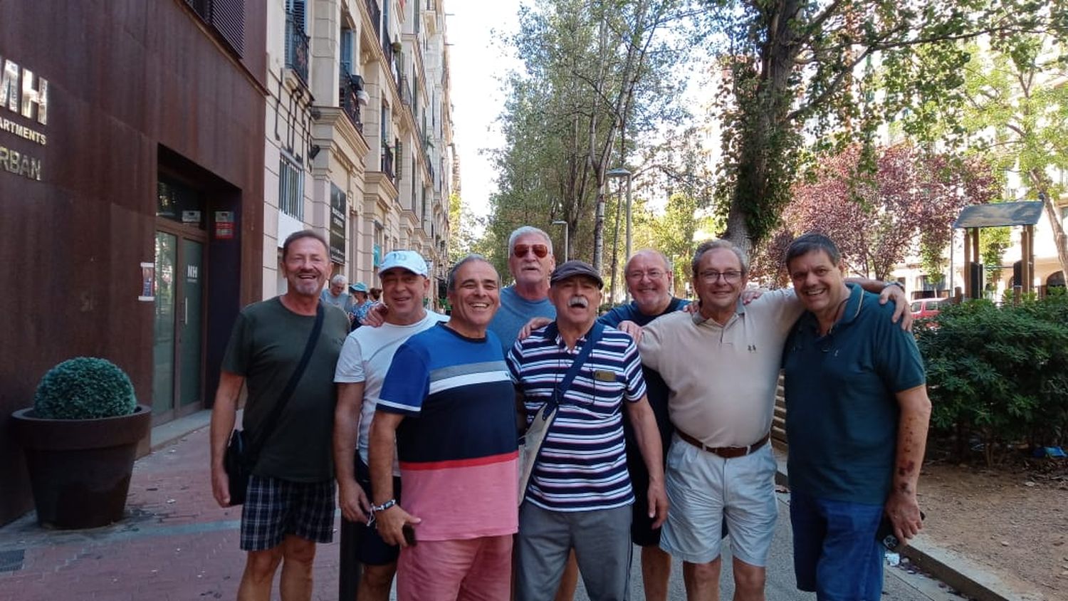 El grupo de amigos, en Barcelona, uno de los lugares que visitaron.