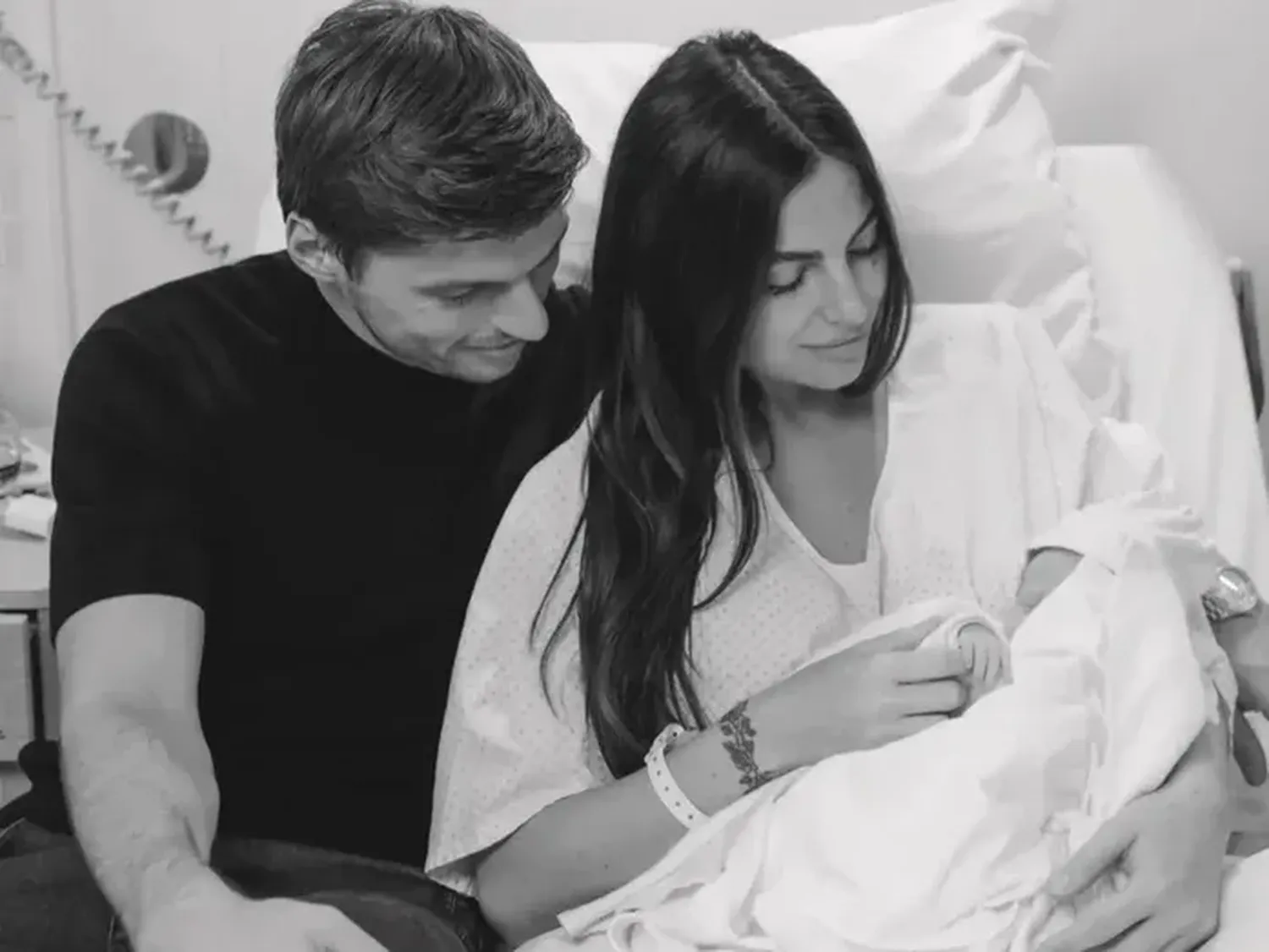Verstappen presentó a la hija que tuvo junto a Kelly Piquet: “Bienvenida al mundo, dulce Lily”