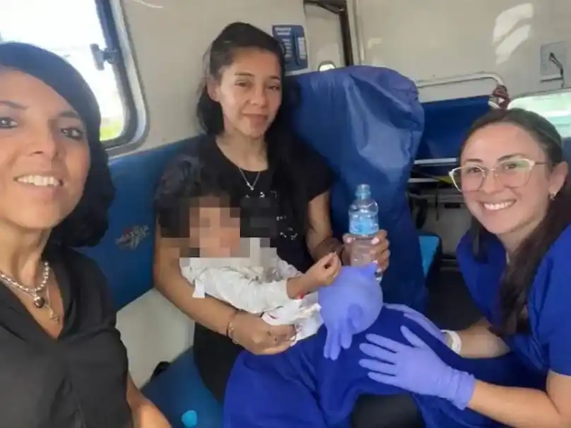 La niña de dos años junto a su madre, luego de ser rescatada.