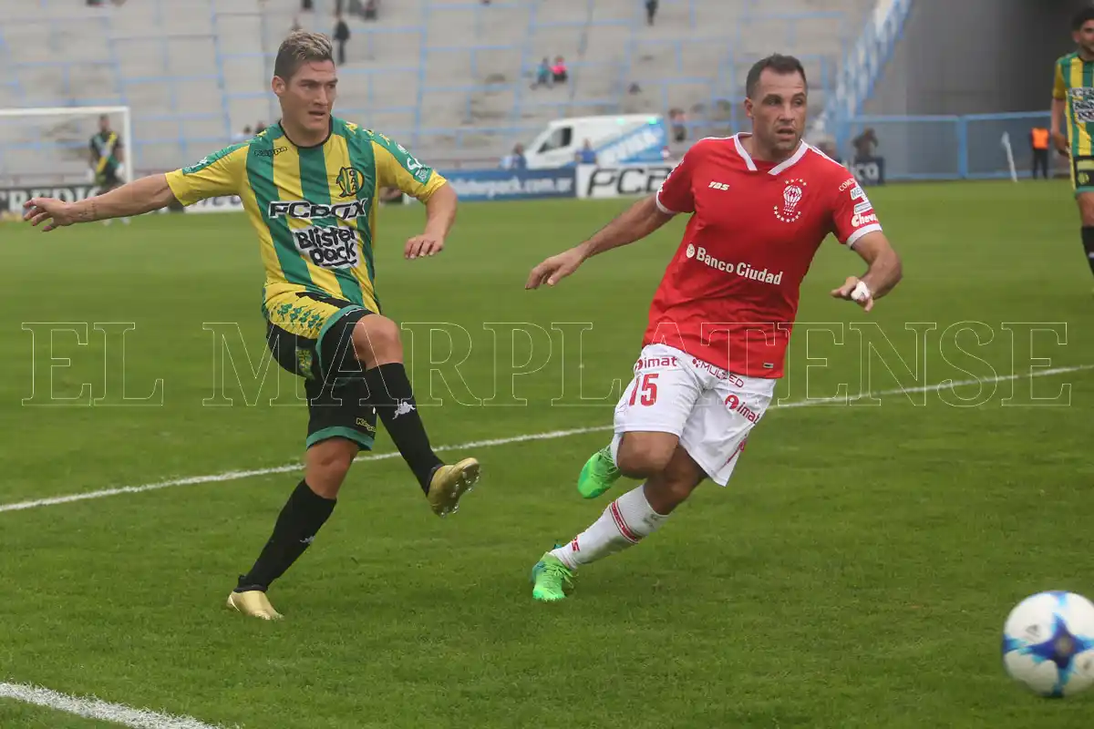 Aldosivi fue una sombra ante Huracán y se acerca al descenso