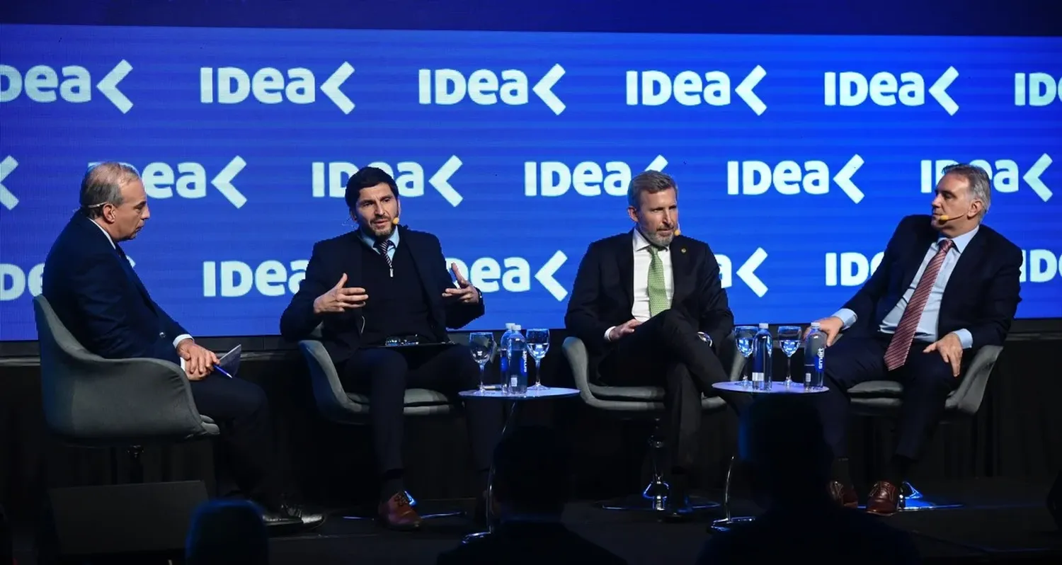 "La nueva ley de Rigi nos da una inmensa oportunidad a los que tenemos industria metalmecánica", dijo Maximiliano Pullaro, ayer en Rosario. A su lado, los gobernadores de Entre Ríos y de Córdoba. Foto: Marcelo Manera