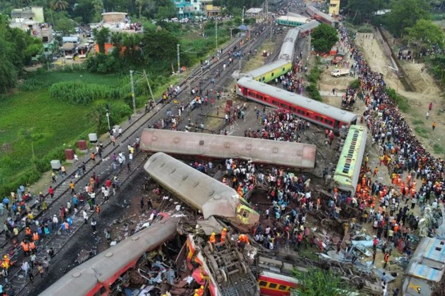 India: un fallo humano podría ser la causa del trágico choque de trenes