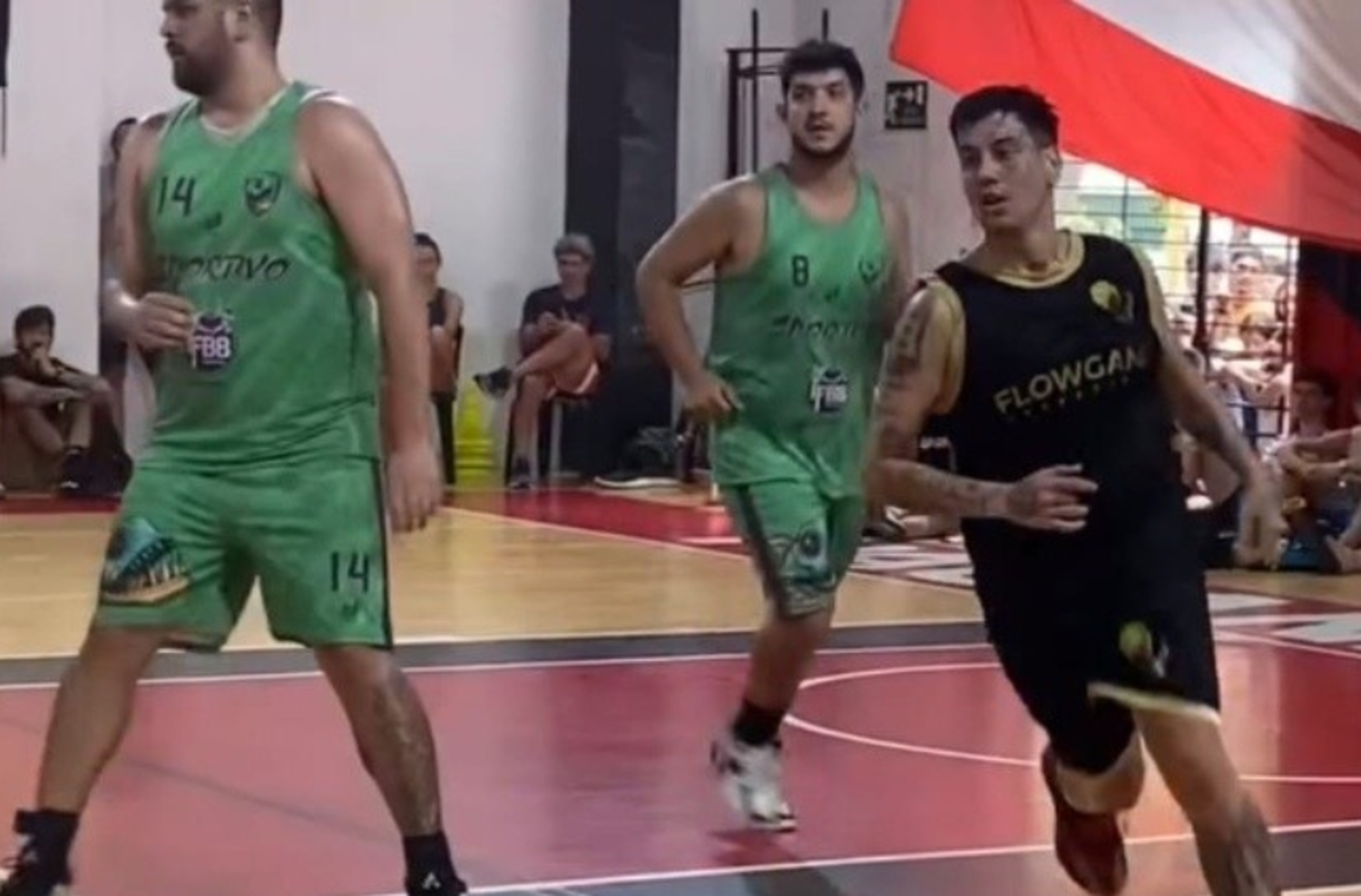 Duki sorprendió al aparecer en Baigorria para jugar un partido de básquet