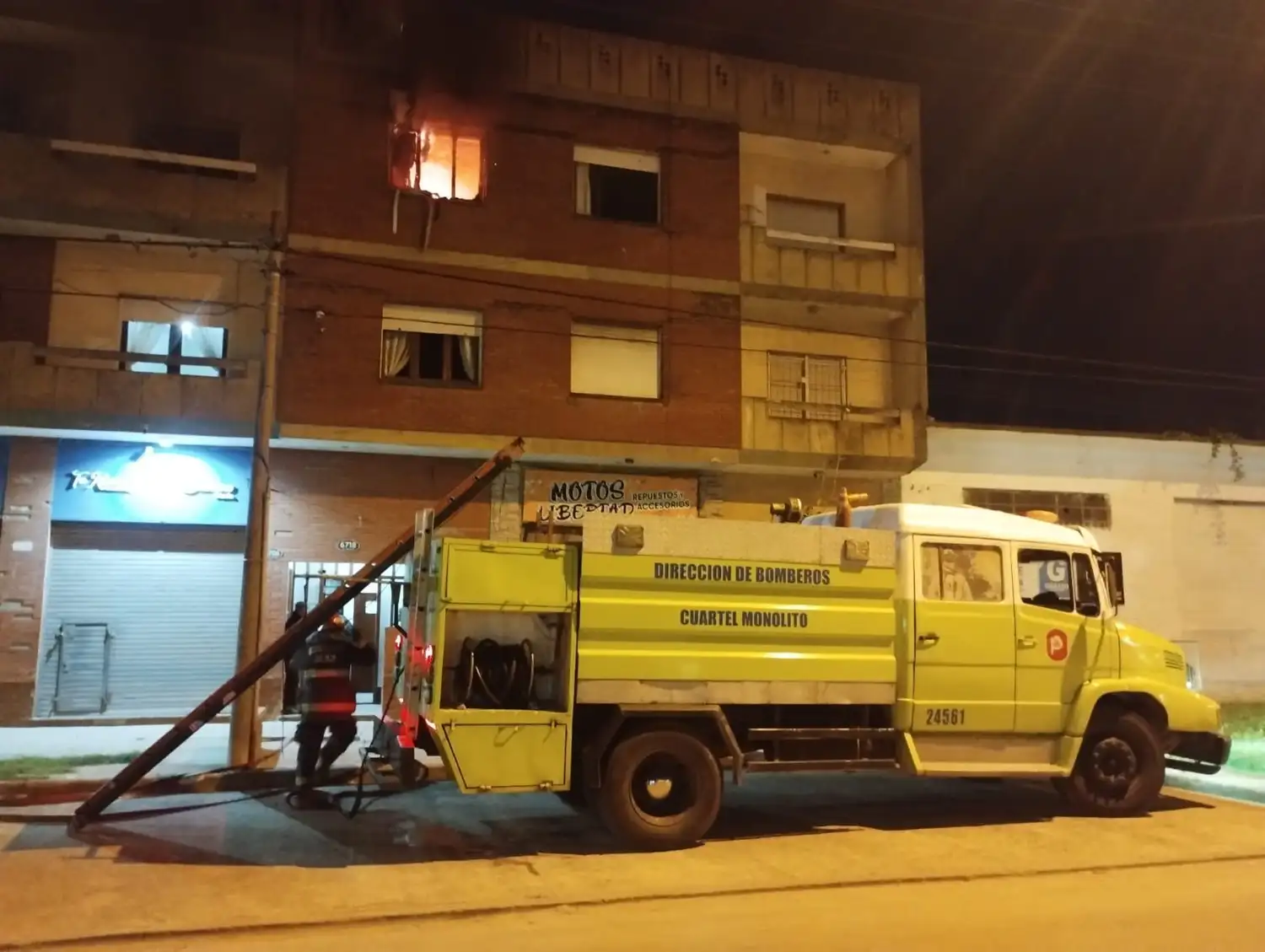 Las llamas tomaron un departamento, pero no se propagaron a viviendas linderas.