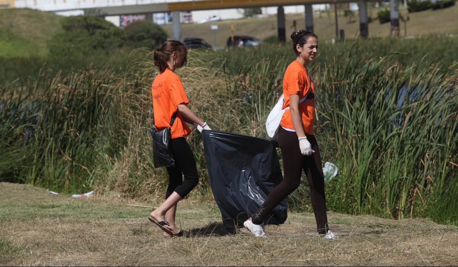 Punta Mogotes: piden control y multas por basura en la calle