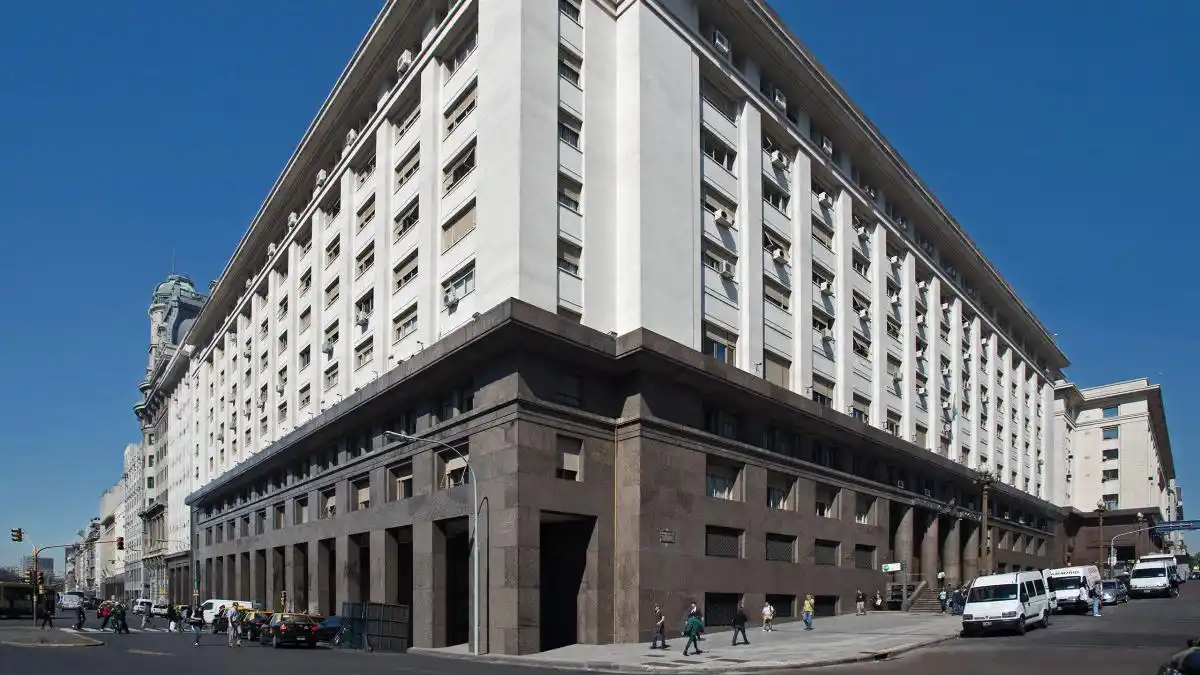 El Gobierno amplió la emisión de Letras del Tesoro para afrontar pagos de intereses