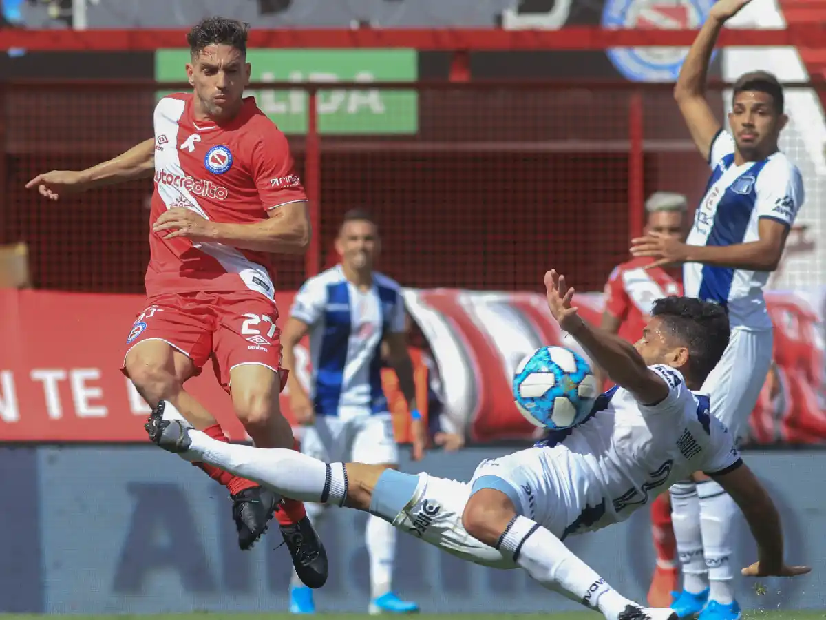 Argentinos venció a Talleres y es único líder