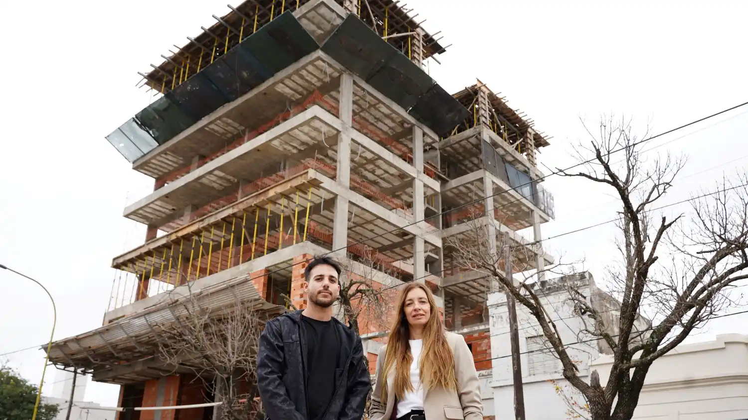 Arq. Ignacio Capellino y Cra. Silvana Juncos, titulares de El Bosquecito, frente a Edificio Boulevard, uno de los desarrollos más importantes de la empresa en la ciudad de San Francisco.