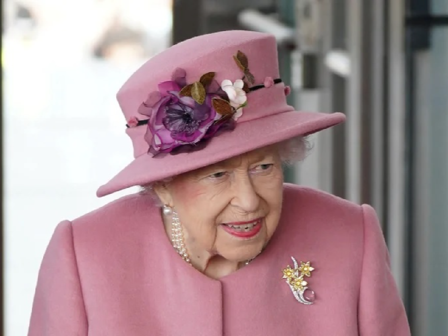 La reina Isabel dio positivo por coronavirus