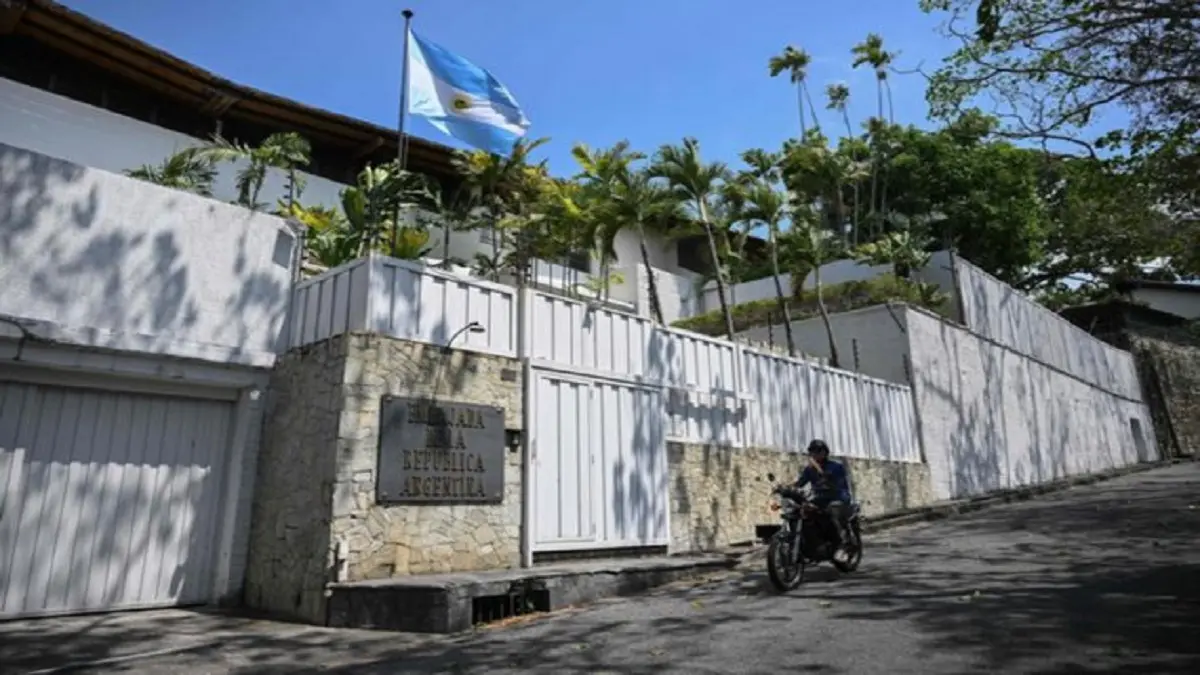 ARGENTINA Y VENEZUELA siguen conversando para lograr el exilio de los dirigentes refugiados en la embajada en Caracas