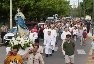 Los creyentes caminaron por el centro de Tandil con la imagen de la Virgen.