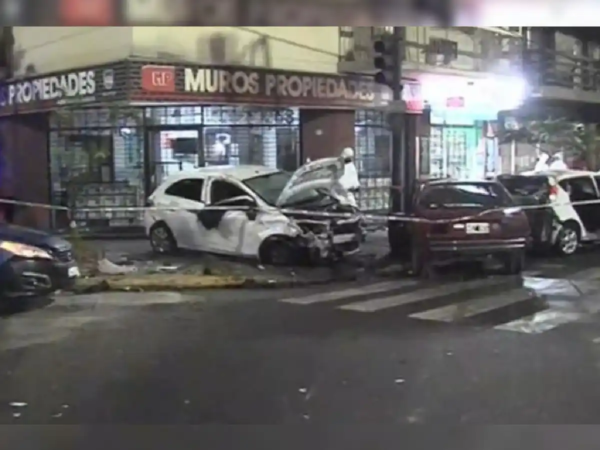 Impactante choque múltiple en Flores: una mujer muerta y un auto prendido fuego