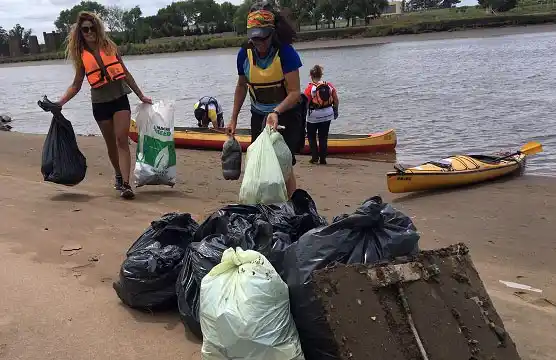 Se acumula basura en la ribera del río Quequén