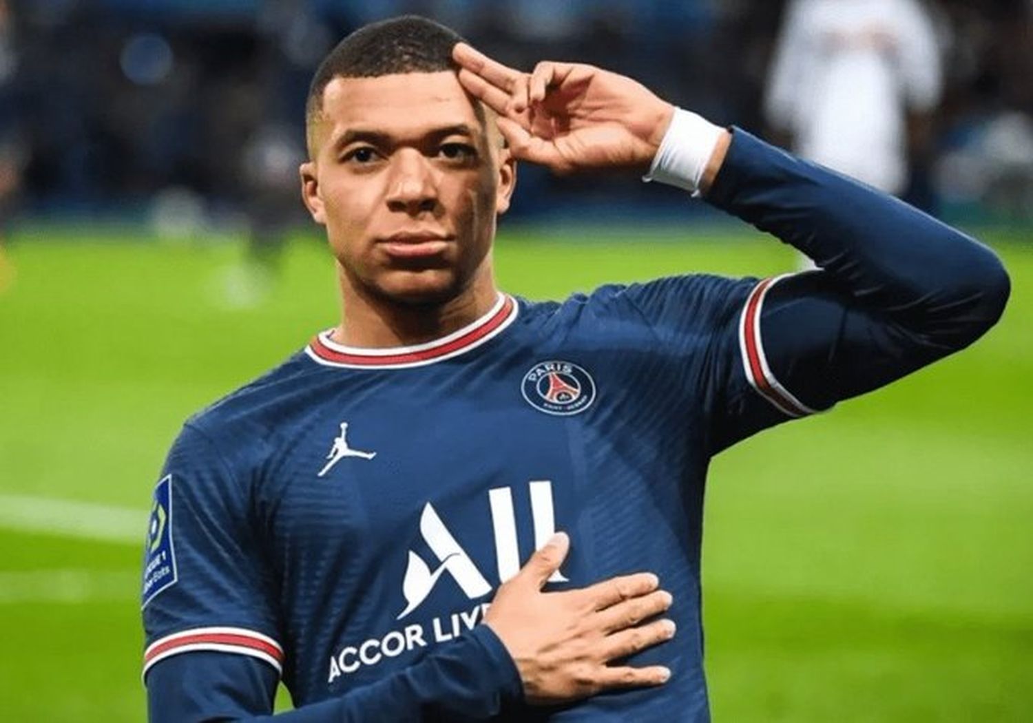 PSG pone en venta a Mbappé