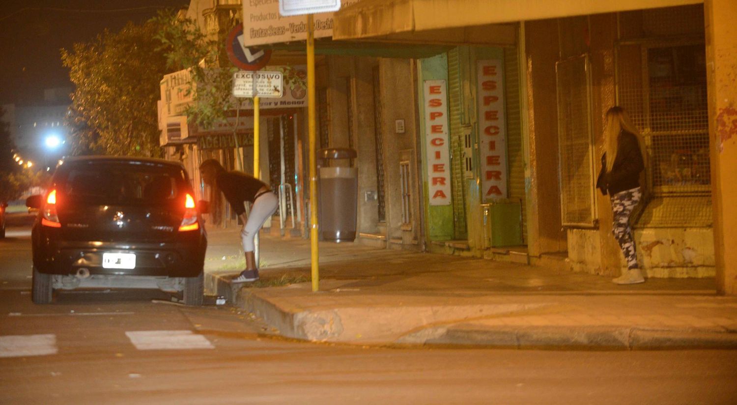 Una trabajadora sexual trans le robó un celular a un hombre porque no le quiso pagar