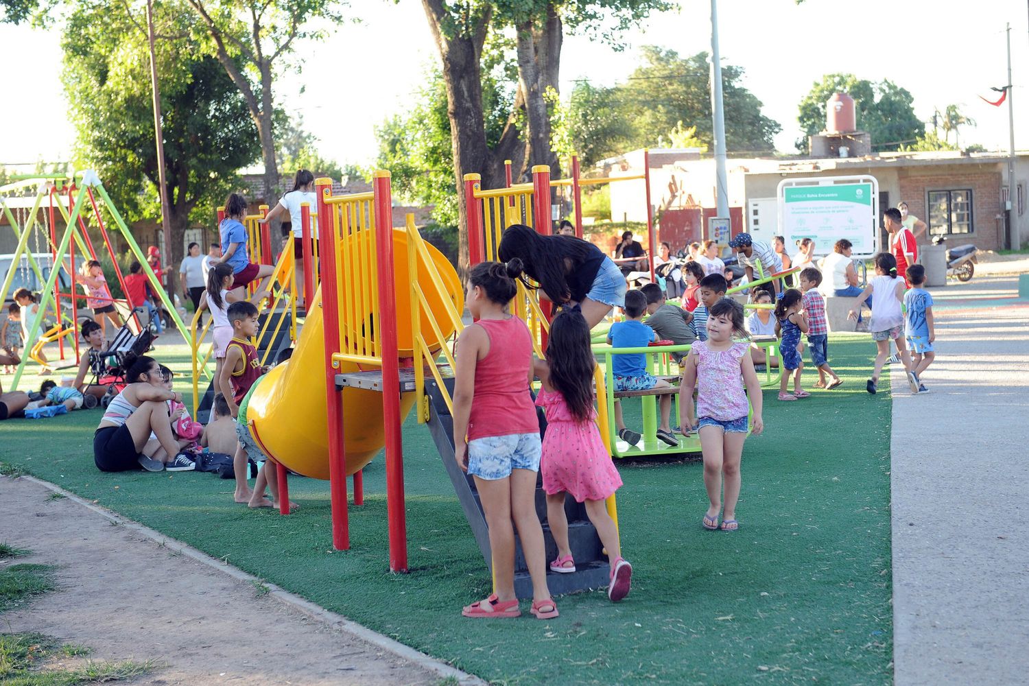 “Parque Bahía Encuentro”: la plaza de Los Troncos ya luce su nuevo nombre