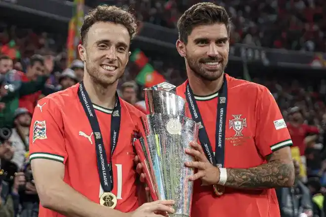 Los hermanos Diogo Jota y André Silva con el trofeo de la Nations League.Foto: X