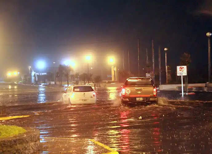 Santa Rosa se hizo sentir con un fuerte temporal de lluvia