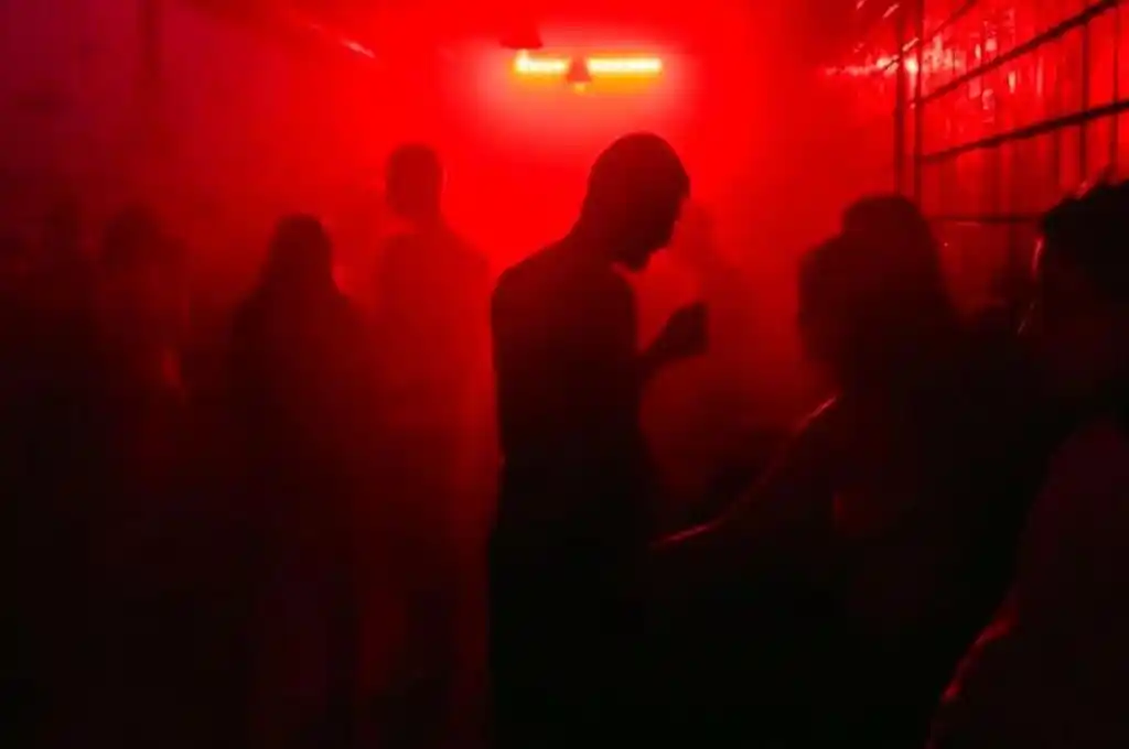 Polémica en Ituzaingó: clausuraron un bar por organizar una fiesta sexual con más de 90 personas