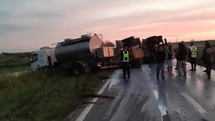 Corte total a la altura del aeródromo de #SanCristóbal por vuelco de acoplado de camión. - 2