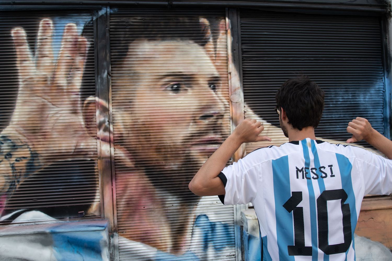 Nuevo mural de Lionel Messi con el gesto del Topo Gigio