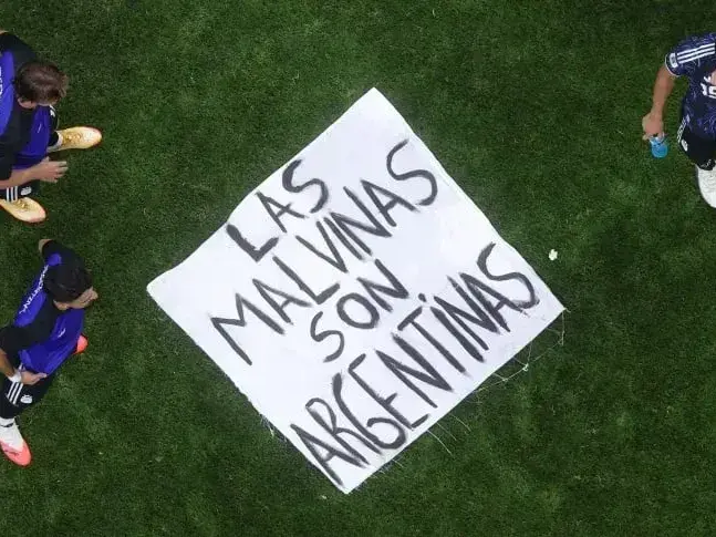 La bandera  por Malvinas que desplegaron los jugadores argentinos y por la que podría llEgar una sanción de FIFA.