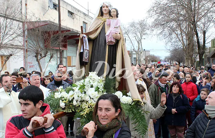 Alumnos le cantaron a la Virgen durante su paso frente al jardín