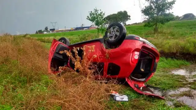 Una familia bonaerense protagonizó un despiste con su auto sobre Ruta 14
