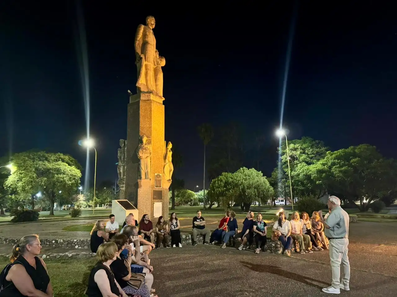 Un paseo nocturno para redescubrir la historia de la Plaza Vélez Sarsfield.