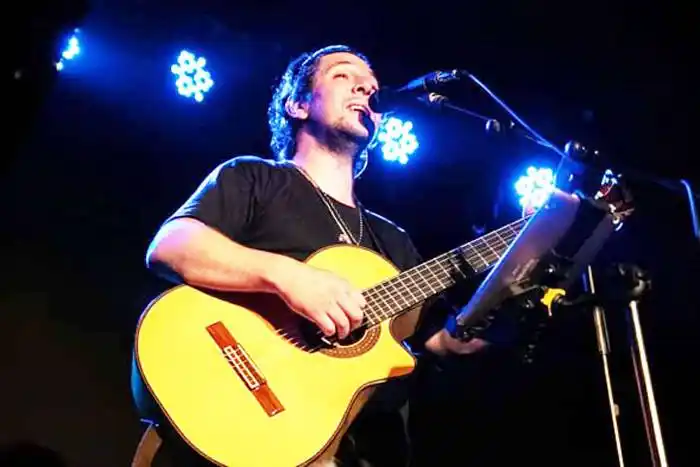 Jorge Calderón joven músico y  cantante concordiense 