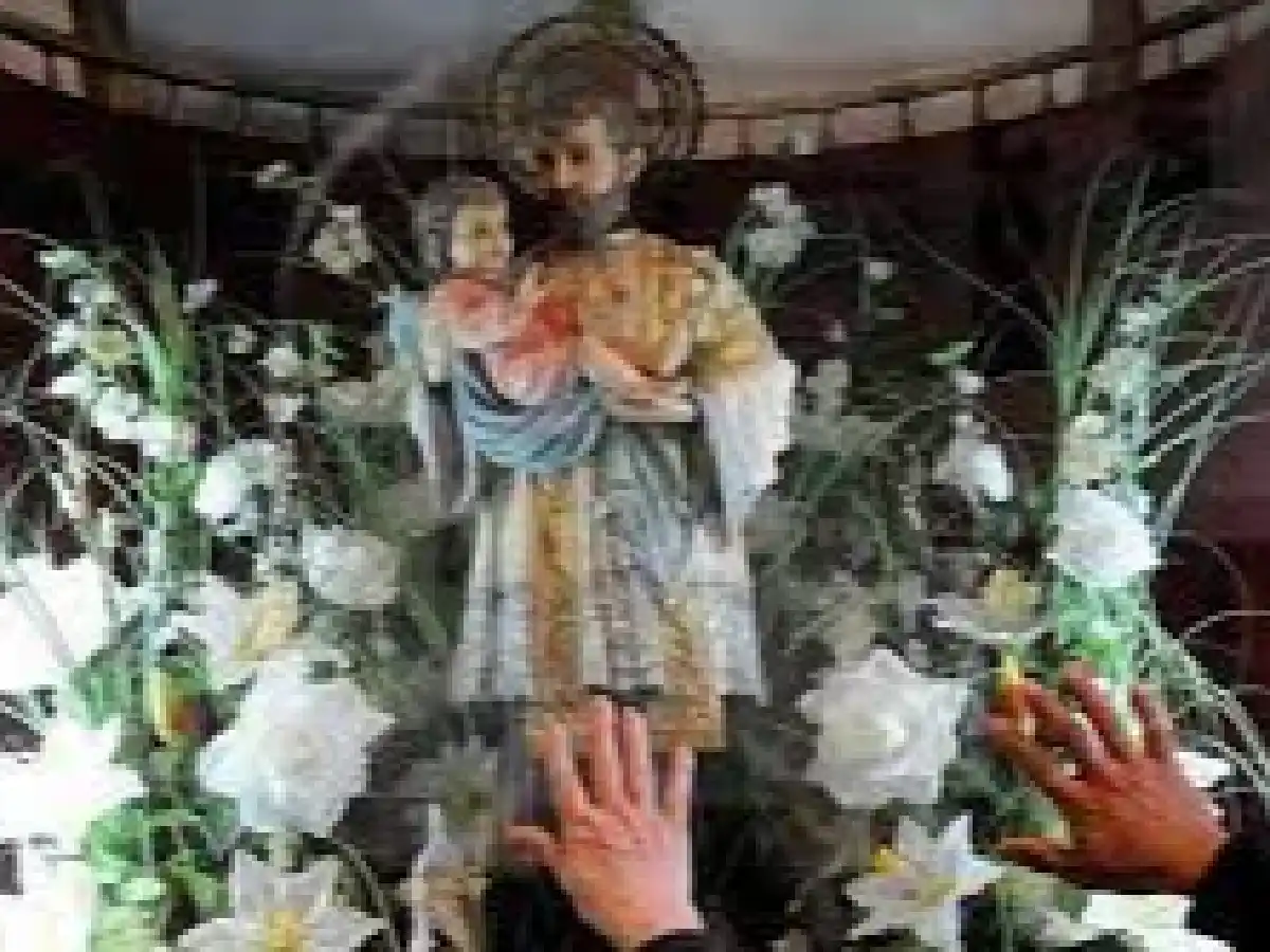 Miles de fieles se congregan en el santuario de San Cayetano