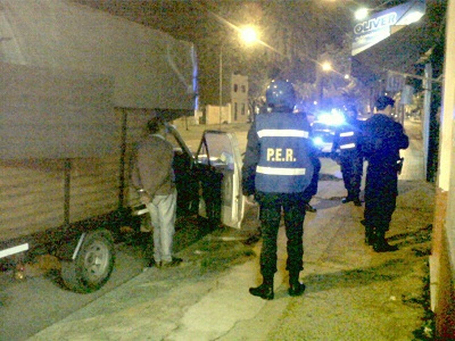 Dominicanos demorados por presunta compra con tarjetas ajenas