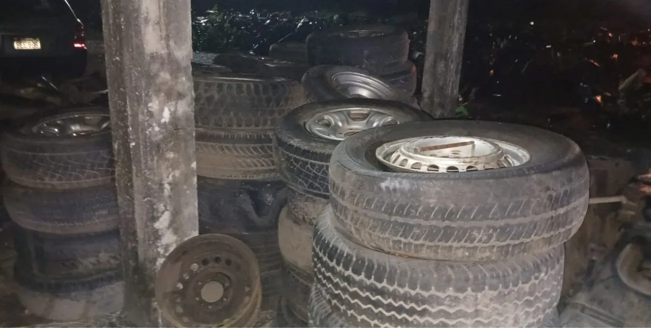 Las ruedas incautadas pertenecían a vehículos secuestrados dentro del predio.