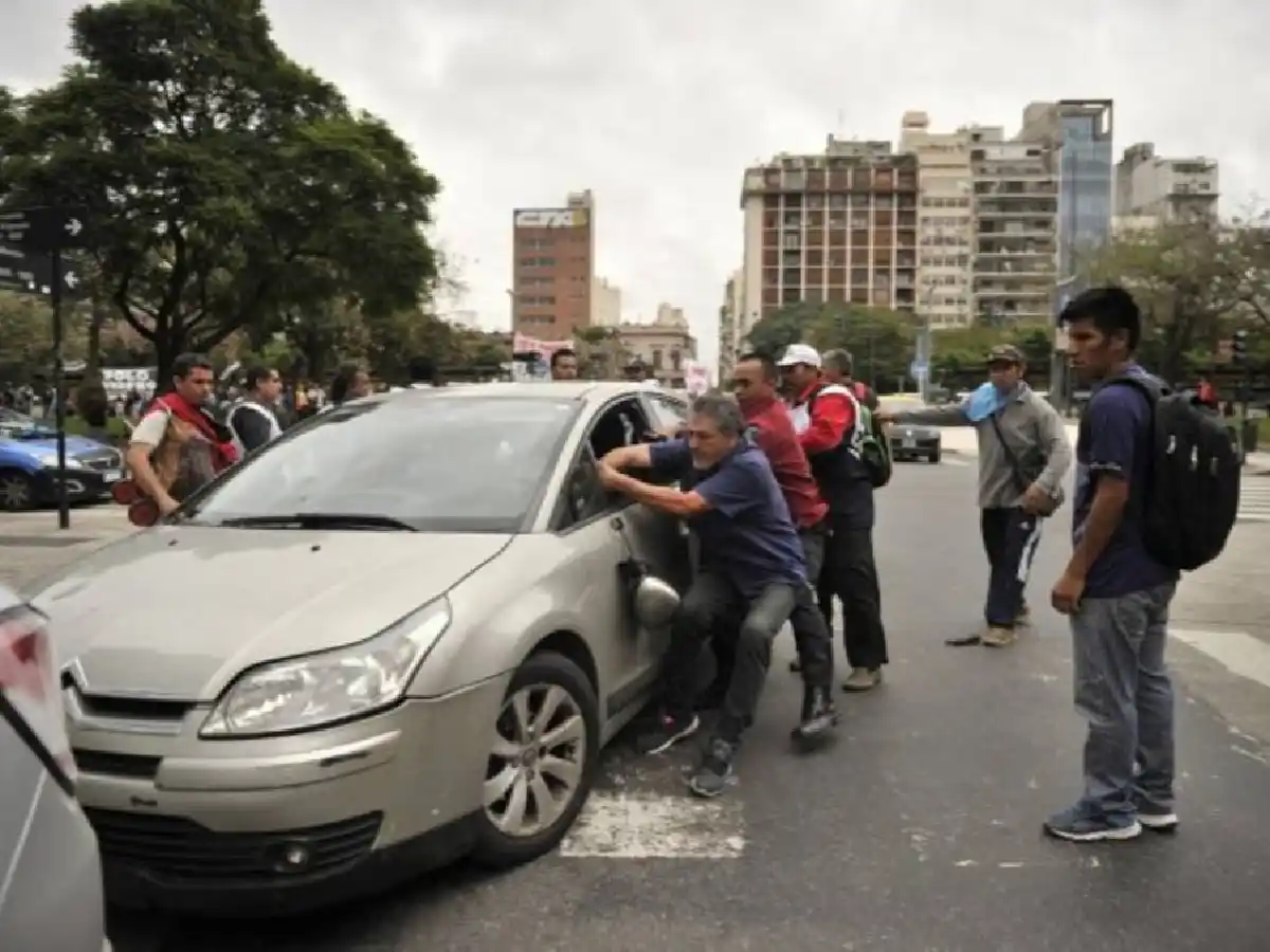 Embistió a un manifestante porque le impedía el paso durante una protesta