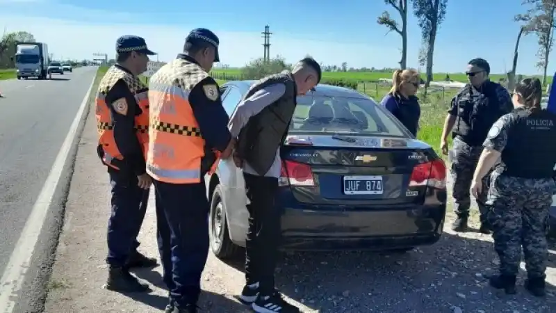 Policías de la Caminera capturan a tres peligrosos delincuentes.