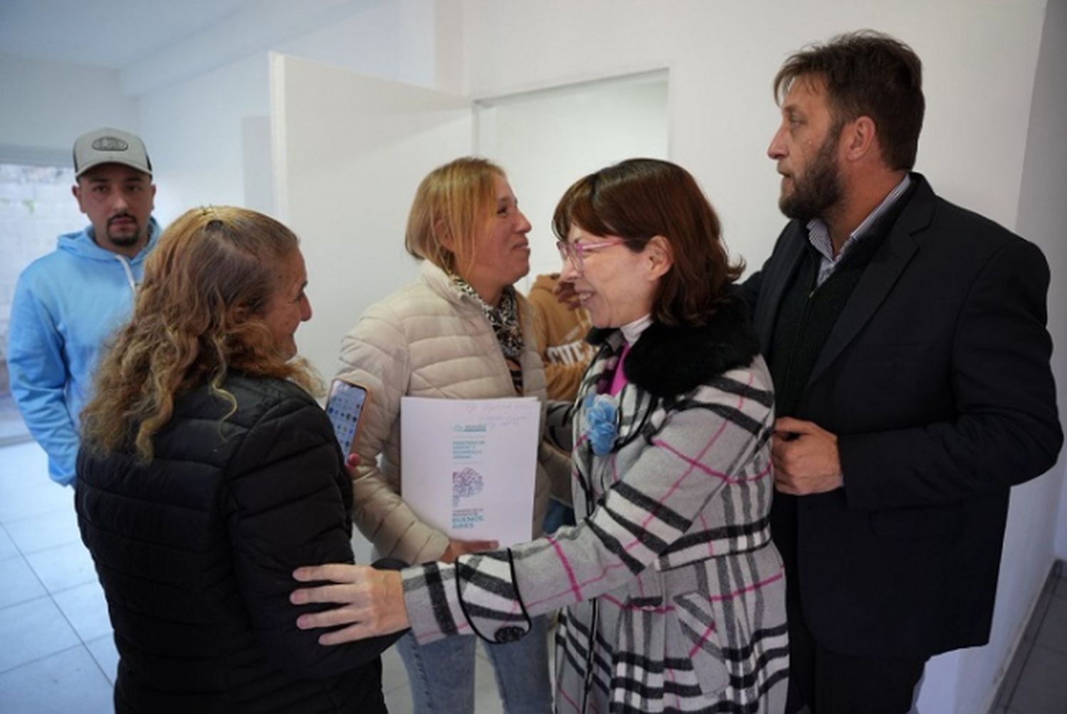 “Cumplimos con el compromiso”: Batakis entregó 24 casas en el histórico Barrio Azul de Wilde