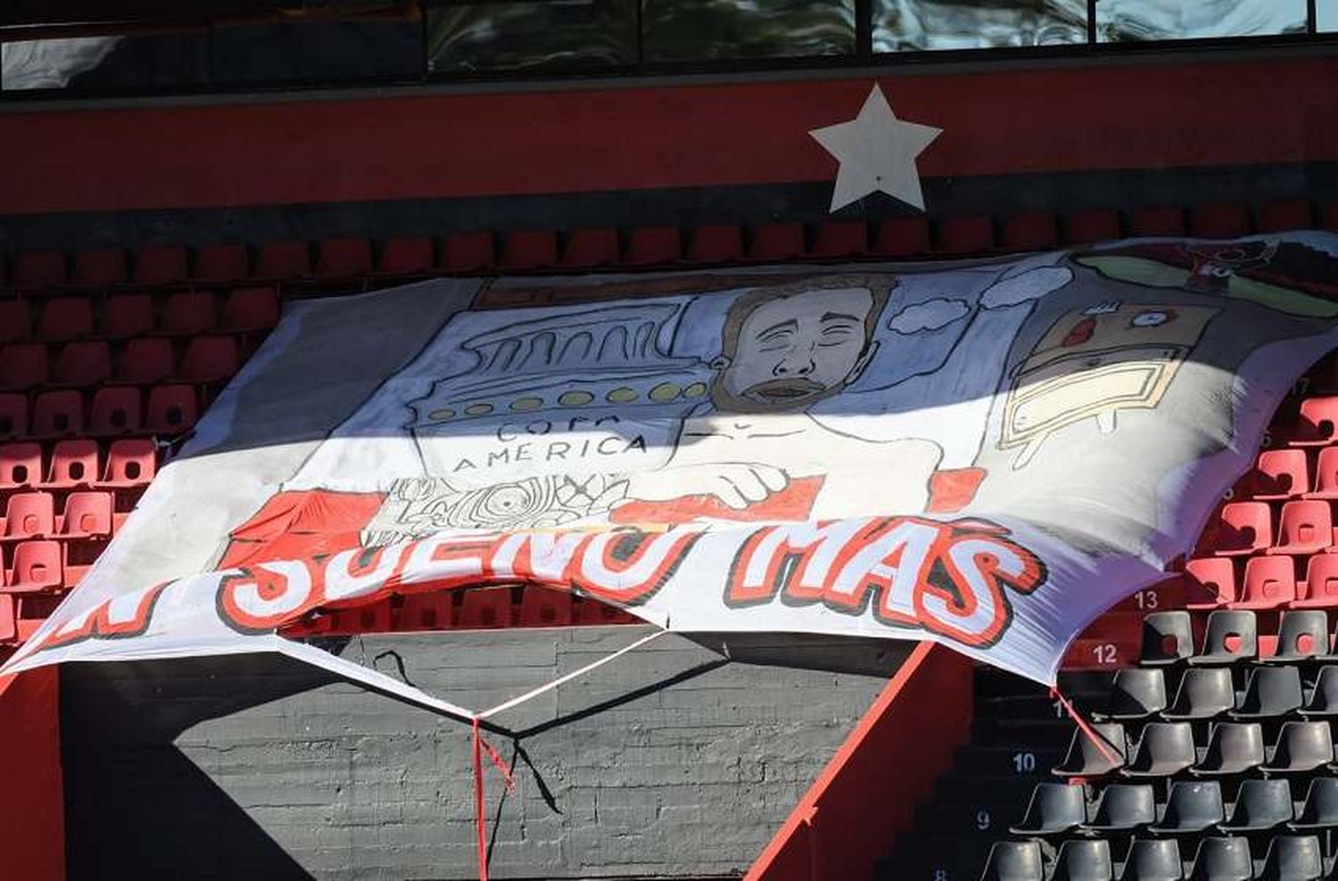 Otro homenaje del pueblo leproso para Messi: la bandera que se vio en el Coloso por el título en la Copa América