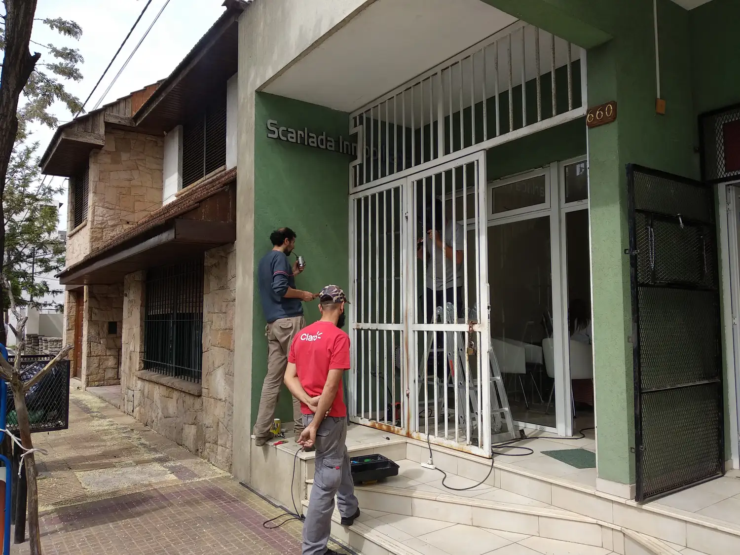 Intentaron ingresar a la inmobiliaria Scarlada y el dueño aseguró: "No sé que más hacer"