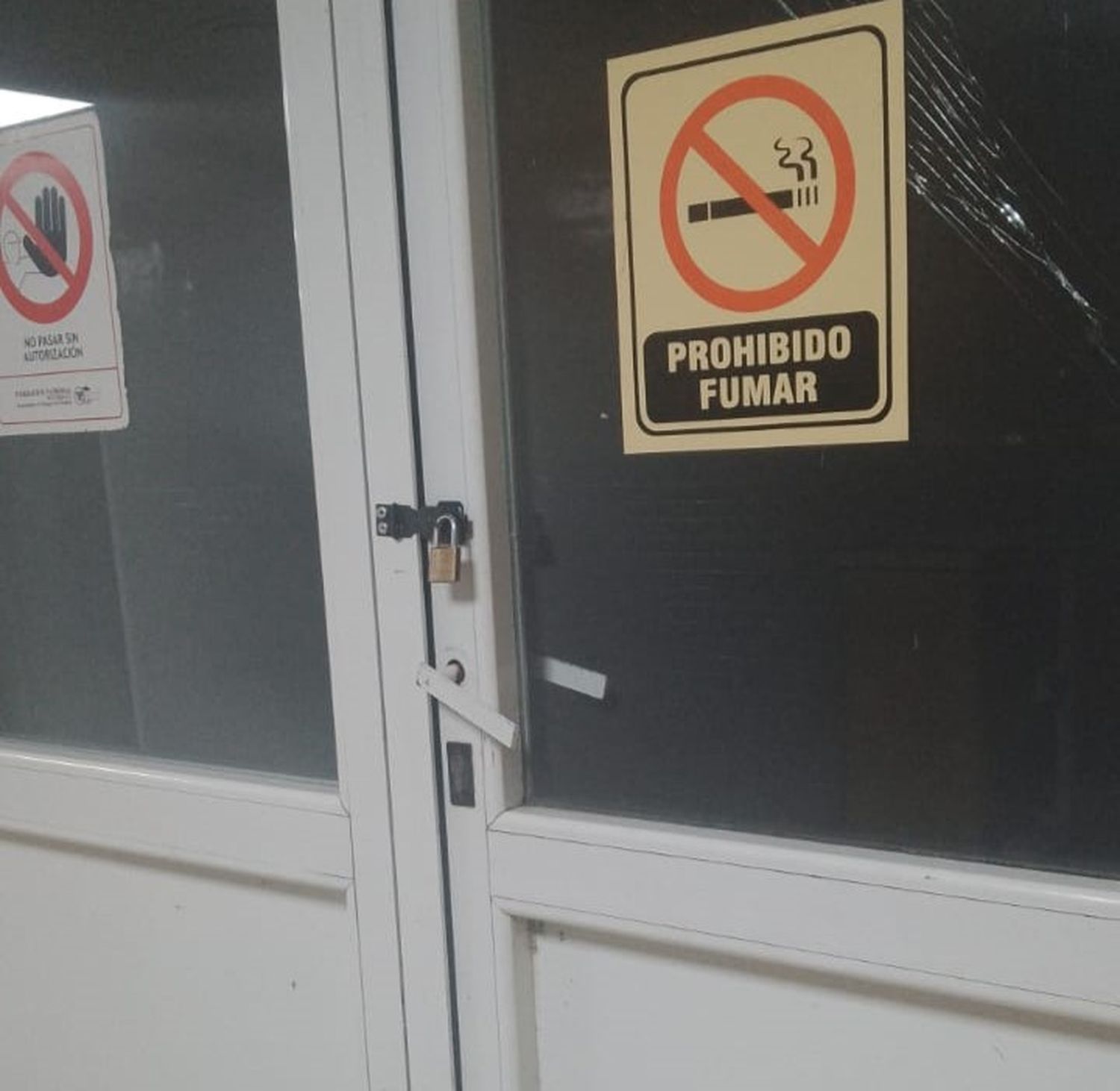 Candados en los accesos a los patios internos del Hospital por problemas de inseguridad.