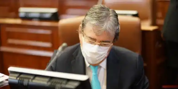 Sedado y con ventilación mecánica permanece MinDefensa colombiano