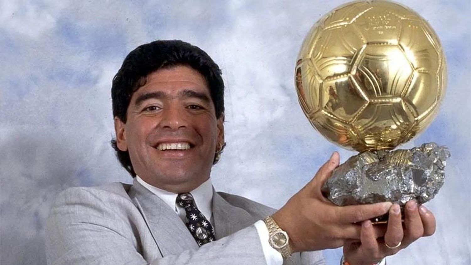 Quieren que se suspenda la subasta del Balón de Oro que ganó Diego Maradona en 1986